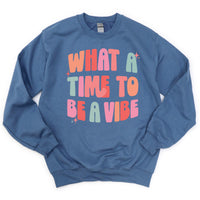 What a Time To Be a Vibe - BASIC FLEECE CREWNECK
