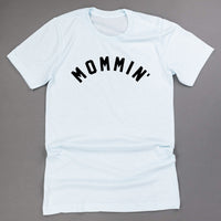 MOMMIN' - (Arched) - Unisex Tee