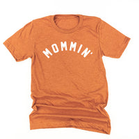 MOMMIN' - (Arched) - Unisex Tee