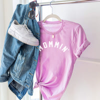 MOMMIN' - (Arched) - Unisex Tee